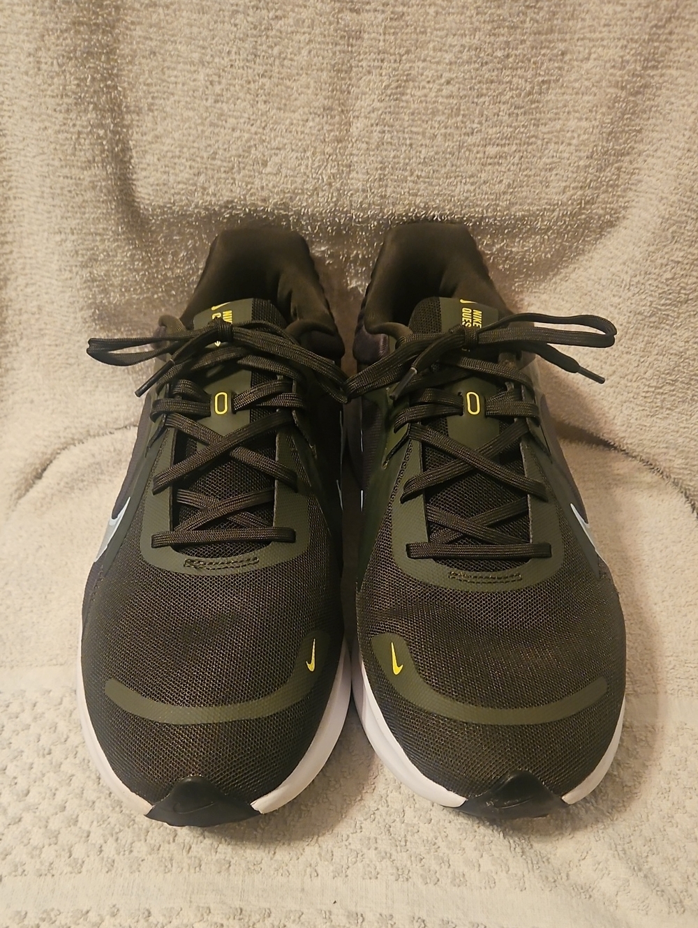 Nike Men's Quest 5 Running Sneaker (Cargo Khaki/Sequoia Colorway)